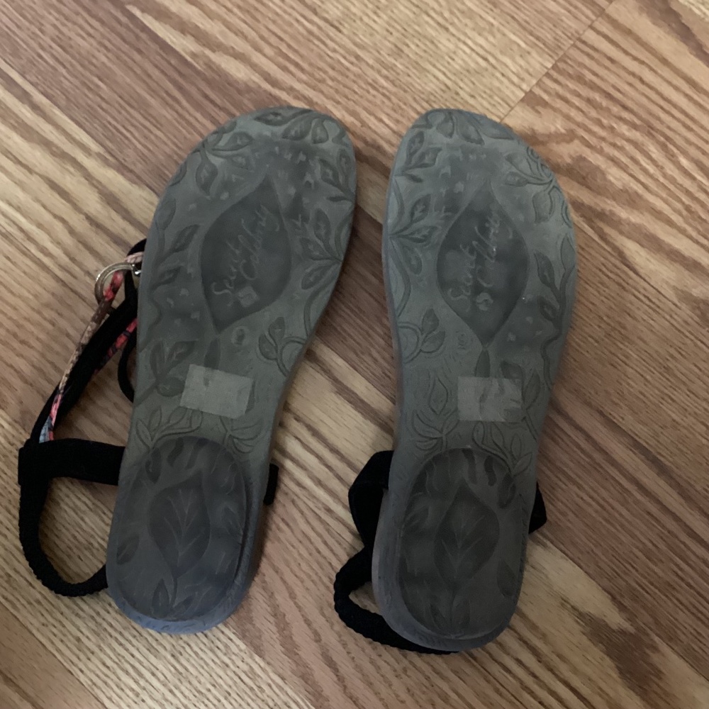 Stylish Women's Sandals with Black and Multicolor Straps - Picture 4 of 4